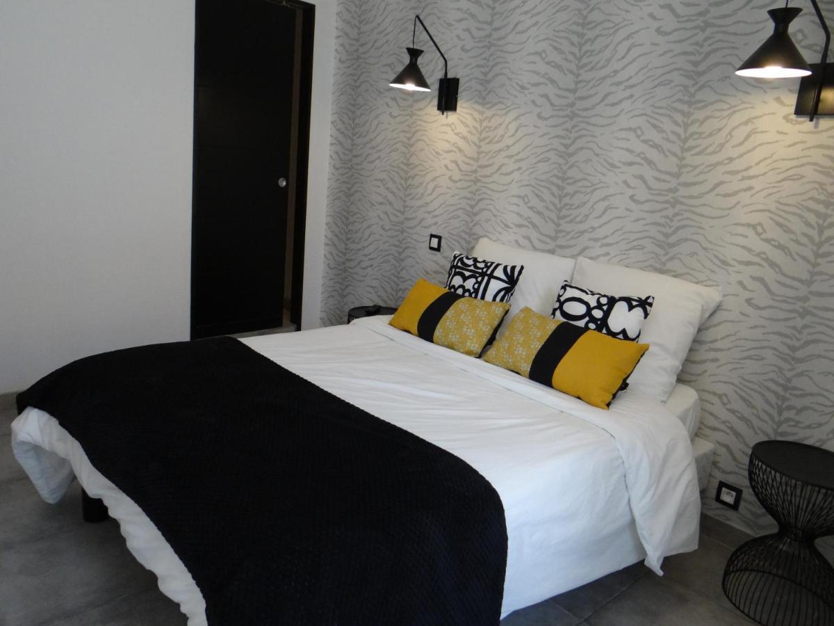 Les Marguerites Bed & Breakfast Champdolent ภายนอก รูปภาพ